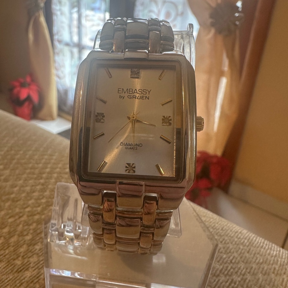 Embassy by Gruen Silver and Gold Watch. Running. Excellent condition. 31 mm beze